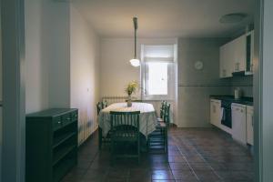 Viniegra de AbajoCasa Montero的厨房配有桌椅和窗户。