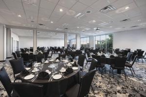 温尼伯Fairfield Inn & Suites by Marriott Winnipeg的大房间设有桌椅,房间设有窗户
