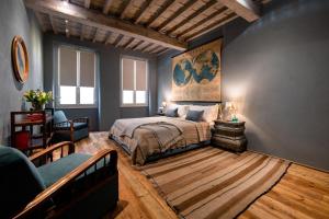 佛罗伦萨Borgo Signature Rooms的一间卧室配有一张壁画床