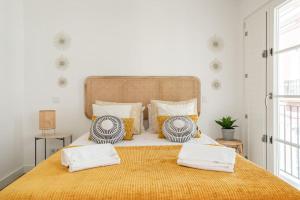 奥良Casa Nova do Levante, perto do Mar的一间卧室配有一张带黄色毯子的大床