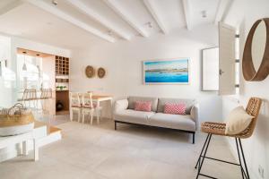 奥良Casa Nova do Levante, perto do Mar的客厅配有沙发和桌子