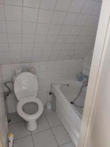 赫任斯科Lucerna的白色的浴室设有卫生间和浴缸。