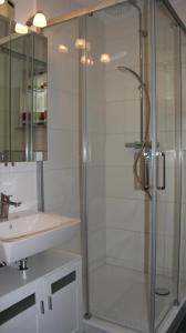 卡尔斯哈根Strandnest的一间带玻璃淋浴和水槽的浴室