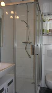 卡尔斯哈根Strandnest的浴室里设有玻璃门淋浴