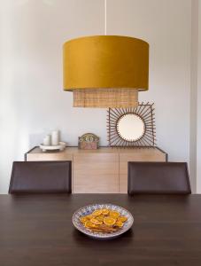 托雷德本纳贾尔邦Azalea Biznaga的一张桌子上一盘橙色的片子,有两把椅子