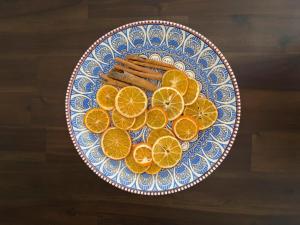 托雷德本纳贾尔邦Azalea Biznaga的蓝色和白色的板,有橙色片和肉桂棒