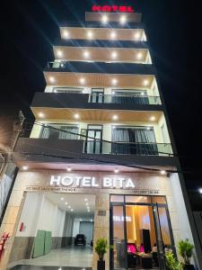 Bình ThủyBITA HOTEL CẦN THƠ的夜间有酒店入口的酒店比利亚尼