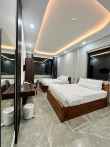 Bình ThủyBITA HOTEL CẦN THƠ的酒店客房配有两张床和一张书桌