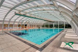 希塞雷拉Apartamentos Xixerella Park Resort的一个带玻璃天花板的室内游泳池