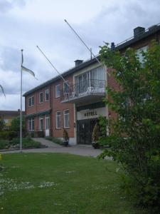 Vingåker威加客酒店的砖砌建筑,上面有酒店标志