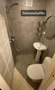 上海尔迈Villa Oiva的一间带卫生间和水槽的浴室