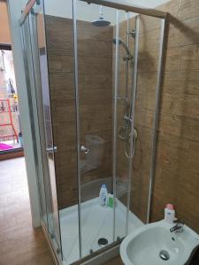 卡塔尼亚Pantaleone Holiday House的带淋浴和盥洗盆的浴室