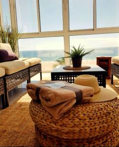 加的斯Quiero Cádiz的客房设有大窗户和一个带毛巾的篮子