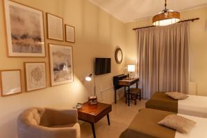 卡诺尼STUDIO SPYROS的配有一张床和一张书桌的酒店客房