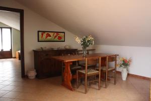 阿奇雷亚莱Casaci的一间带木桌和椅子的用餐室