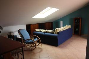 阿奇雷亚莱Casaci的客厅配有蓝色的沙发和桌子