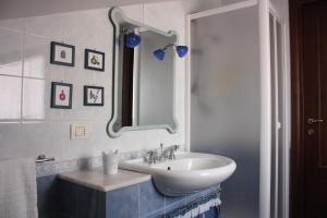 阿奇雷亚莱Casaci的一间带水槽和镜子的浴室