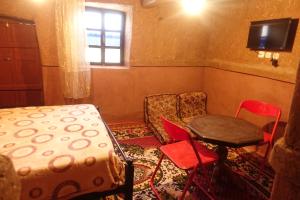 泰夫劳特Tigmino Maison D'or的配有椅子和桌子的房间以及窗户