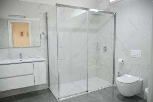 布林迪西La Casa di Eva的带淋浴、卫生间和盥洗盆的浴室