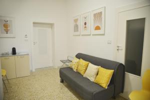 布林迪西La Casa di Eva的客厅配有带黄色枕头的灰色沙发