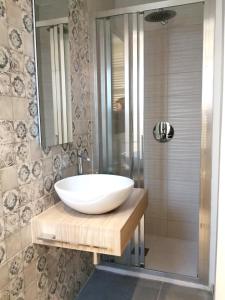 比萨Casa Clementina的浴室配有白色水槽和淋浴。