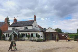 Weston LongvilleTranquil Log Cabin - Beautiful Rural Sunset Views的前面有标志的白色建筑