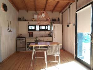 A. de la CruzLa Pausa Casa Rural的厨房配有桌椅和冰箱。