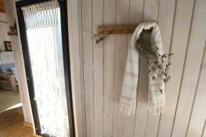 A. de la CruzLa Pausa Casa Rural的挂在窗边墙上的毛巾