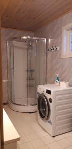 斯塔尔黑姆斯塔尔海姆峡湾酒店的带淋浴的浴室内的洗衣机