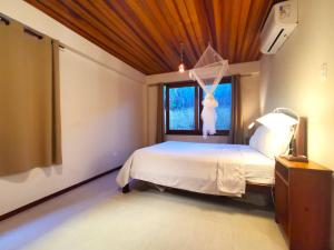 阿布拉奥Casa Iluminalia的一间卧室设有一张床和一个窗口