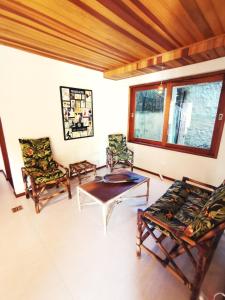 阿布拉奥Casa Iluminalia的客厅配有两把椅子和一张桌子