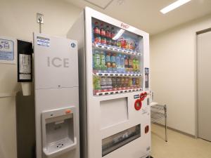 东京Smile Hotel Shinagawasengakujiekimae的一间备有饮料的房间的制冰机