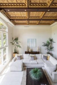 洛杉矶Bel Air Luxury Villa的客厅配有白色家具和格子天花板