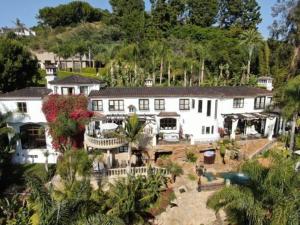 洛杉矶Bel Air Luxury Villa的享有白色大房子的空中景致