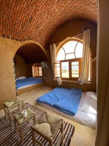 努韦巴Lala Land Camp的一间卧室,卧室内配有一张床和椅子