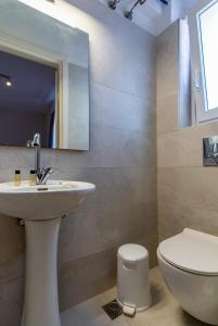 米克诺斯城曼托酒店的一间带水槽、卫生间和镜子的浴室