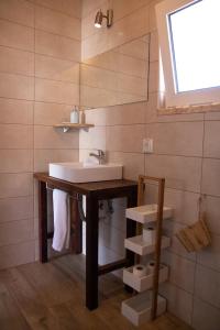 萨格里什Casa Boa Onda的一间带水槽和镜子的浴室