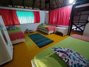 圣贝尔纳多德尔比恩托Antara del Mar的客房设有两张床和色彩缤纷的窗帘。