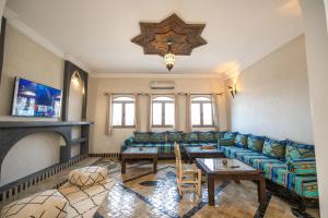 梅尔祖卡Riad Jouba的客厅配有沙发和桌子