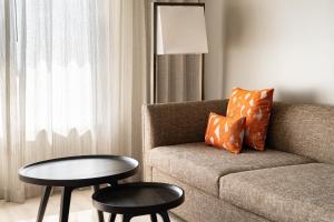 科勒尔斯普林斯Fort Lauderdale Marriott Coral Springs Hotel & Convention Center的客厅配有沙发和桌子
