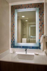 纽约纽约曼哈顿/切尔西万怡酒店的一间带水槽和镜子的浴室