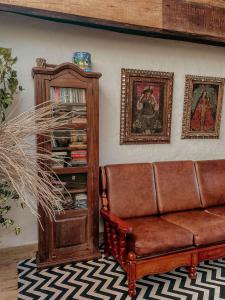 阿拉亚尔达茹达Casa Amada的带沙发和书架的客厅