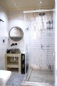 埃尔莫波利斯Maya Studio的带淋浴、卫生间和盥洗盆的浴室