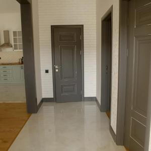 库萨雷Chilagir_garden的走廊设有两扇门,铺有白色瓷砖地板