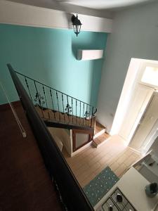 那不勒斯Napoli nel cuore的蓝色墙壁房子的楼梯