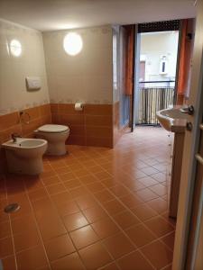 那不勒斯Napoli nel cuore的一间带卫生间和水槽的浴室