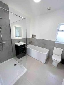 多尼戈尔McBride's Bungalow, Chapel Road Dungloe的带浴缸、卫生间和盥洗盆的浴室