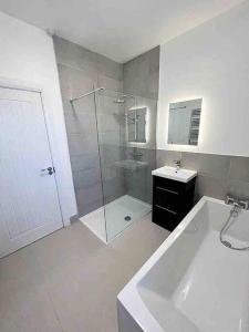 多尼戈尔McBride's Bungalow, Chapel Road Dungloe的白色的浴室设有水槽和淋浴。