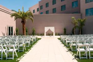 梅萨西格里维尔梅萨喜来登酒店的婚礼过道,带白色椅子和大帐篷
