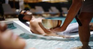 维雷亚茂宜岛维雷亚海滩万豪酒店&度假村的游泳池里拿着勺子的人